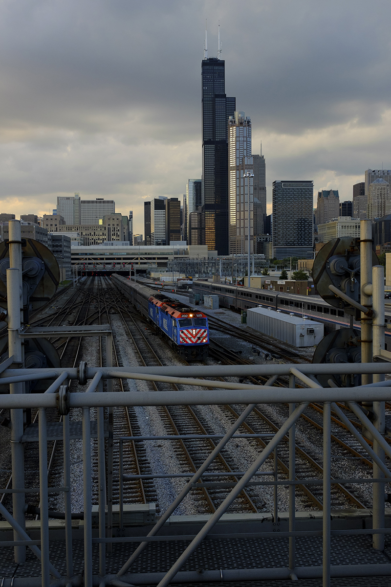 photo of a outbound bsnf metra engine heading west